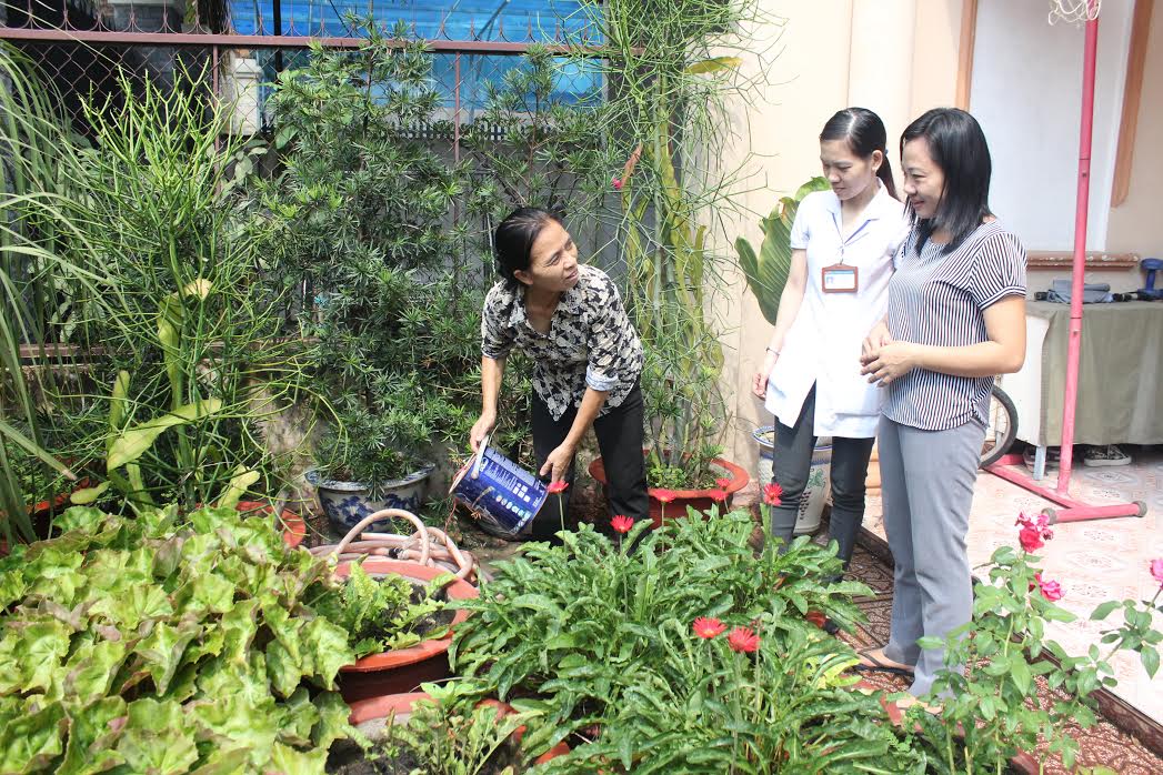 Cộng tác viên y tế ở KP5, phường Trảng Dài, TP.Biên Hòa hướng dẫn người dân dọn dẹp, vệ sinh các vật dụng chứa nước là nơi sinh sản của muỗi gây bệnh trong nhà và xung quanh nhà