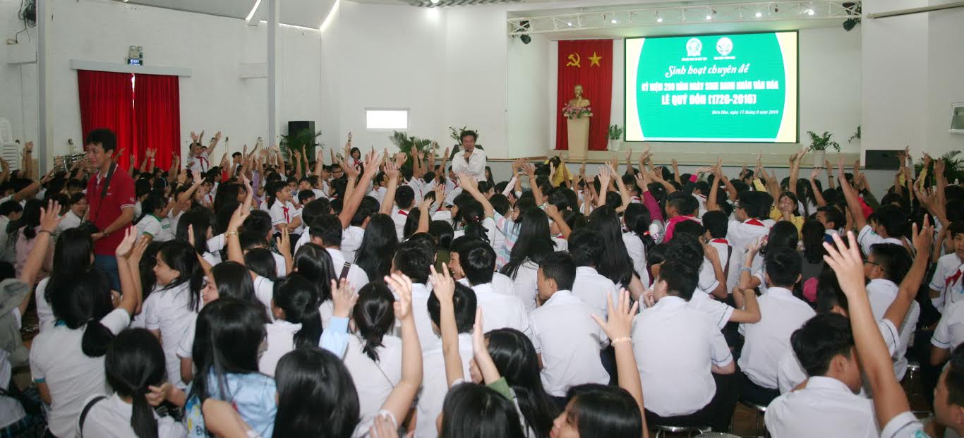 Học sinh Trường TH - THCS - THPT Lê Quý Đôn (TP.Biên Hòa) háo hức trả lời những câu hỏi về cuộc đời, sự nghiệp của danh nhân văn hóa gắn với tên của trường