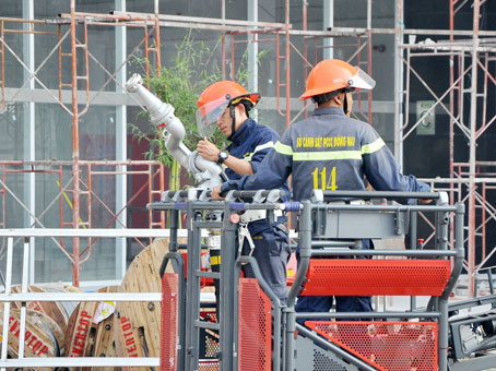 Chiến sĩ chữa cháy luyện tập chữa cháy tại nhà cao tầng.