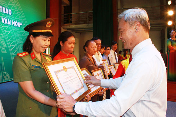 Bí thư Tỉnh ủy Nguyễn Phú Cường tặng bằng khen cho các tập thể