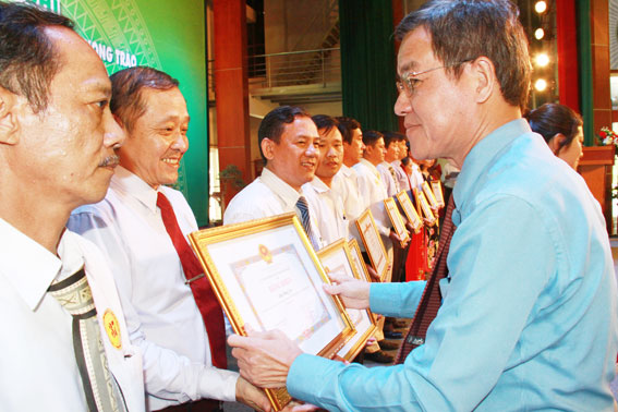 Chủ tịch UBND tỉnh Đinh Quốc Thái tặng bằng khen cho các cá nhân