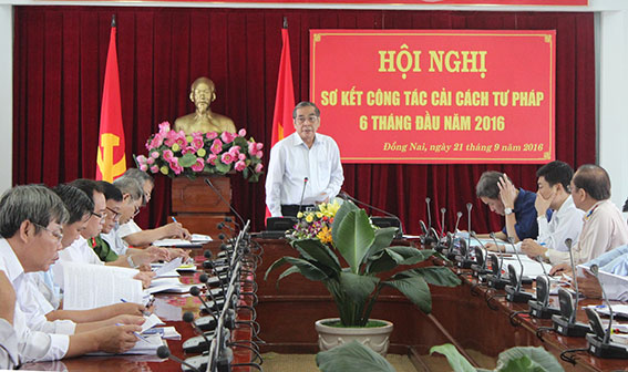 Đồng chí Trần Văn Tư phát biểu tại hội nghị.