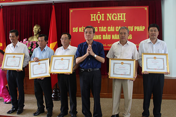 Chủ tịch UBND tỉnh Đinh Quốc Thái, khen thưởng các cá nhân đạt thành tích trong công tác cải cách tư pháp.