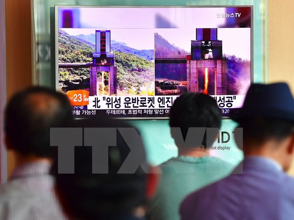 Người dân theo dõi qua truyền hình ở nhà ga Seoul (Hàn Quốc) vụ thử động cơ tên lửa trên mặt đất mới của Triều Tiên ngày 20/9. (Nguồn: AFP/TTXVN)