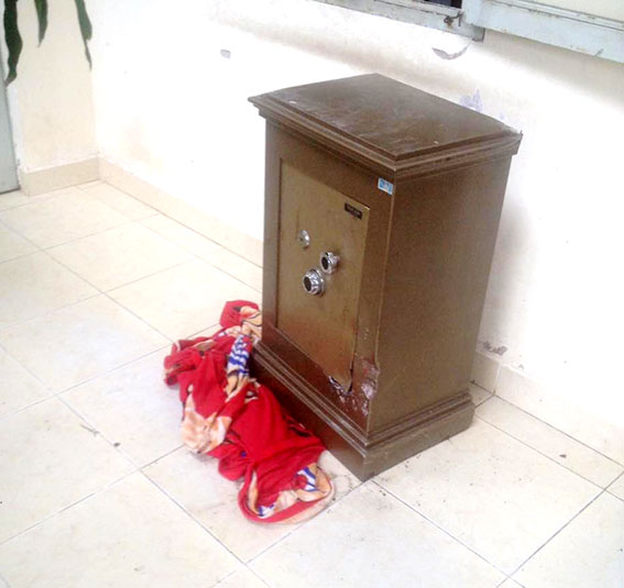 Chiếc két sắt do các đối tượng bỏ lại. (ảnh: CTV)