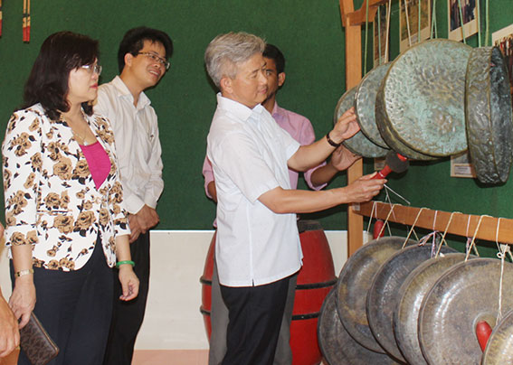 Đoàn đến thăm Trung tâm học tập cộng đồng xã Tà Lài (huyện Tân Phú). Ảnh: B.Nguyên