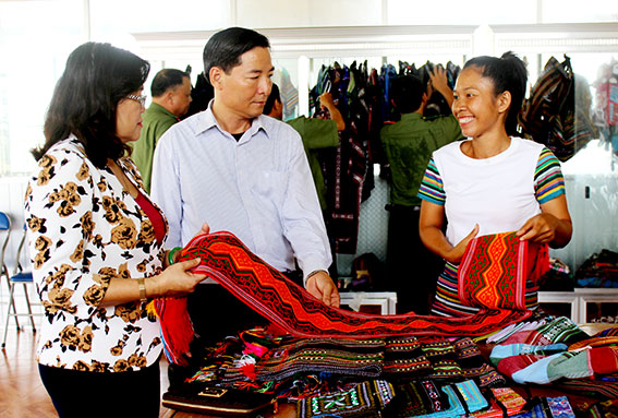 Tìm hiểu nghề  dệt thổ cẩm của người dân tộc Mạ tại xã Tà Lài. Ảnh: B.Nguyên
