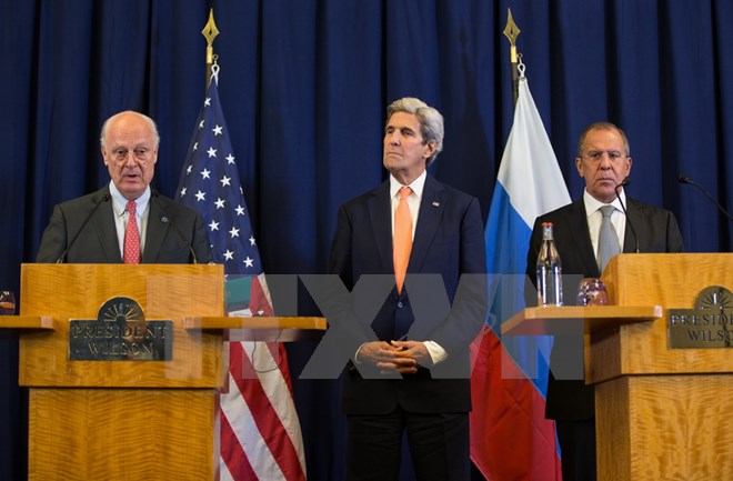 Ngoại trưởng Mỹ John Kerry (giữa), Ngoại trưởng Nga Sergei Lavrov (phải) và Đặc phái viên Liên hợp quốc về Syria Staffan de Mistura trong cuộc họp báo về tình hình Syria ở Geneva, Thụy Sĩ ngày 10/9. (Nguồn: THX/TTXVN)