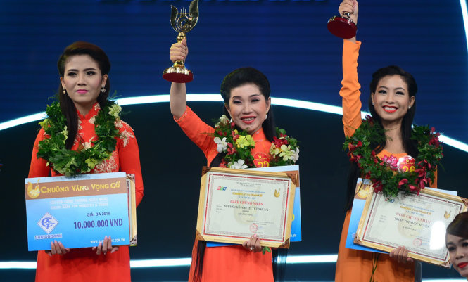 Nguyễn Hồ Như Tuyết Nhung trong giây phút đăng quang Chuông vàng cuộc thi trong đêm chung kết Chuông vàng vọng cổ tối 22-9