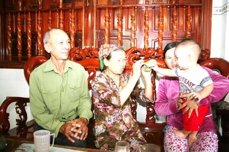 Phút thư giãn vui đùa bên con cháu của vợ chồng ông Bùi Văn Hạ - bà Trần Thị Hằng.