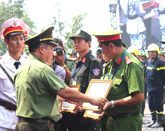 Trung tướng Bùi Văn Thành, Thứ trưởng Bộ Công an khen thưởng các cá nhân tham gia diễn tập.