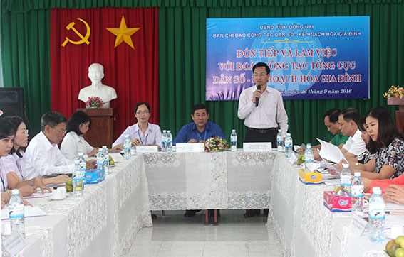 Phó tổng cục trưởng Tổng cục dân số - kế hoạch hóa gia đình Lê Cảnh Nhạc phát biểu tại buổi làm việc (Ảnh: Nga Sơn)