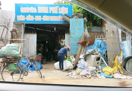 Vụ cháy cơ sở thu mua phế liệu của ông Nguyễn Xuân Vượng ngày 1-5. Ảnh: Đức Việt