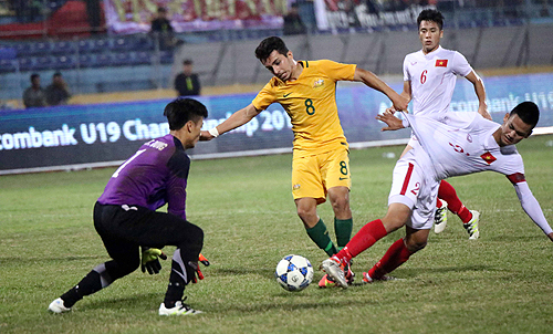 U.19 Việt Nam (áo trắng) có một kỳ Giải Đông Nam Á trên sân nhà gây thất vọng.