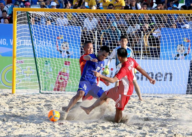 Trận thi đấu bóng đá bãi biển giữa hai đội Việt Nam và Thái Lan. (Ảnh: Trần Lê Lâm/TTXVN)