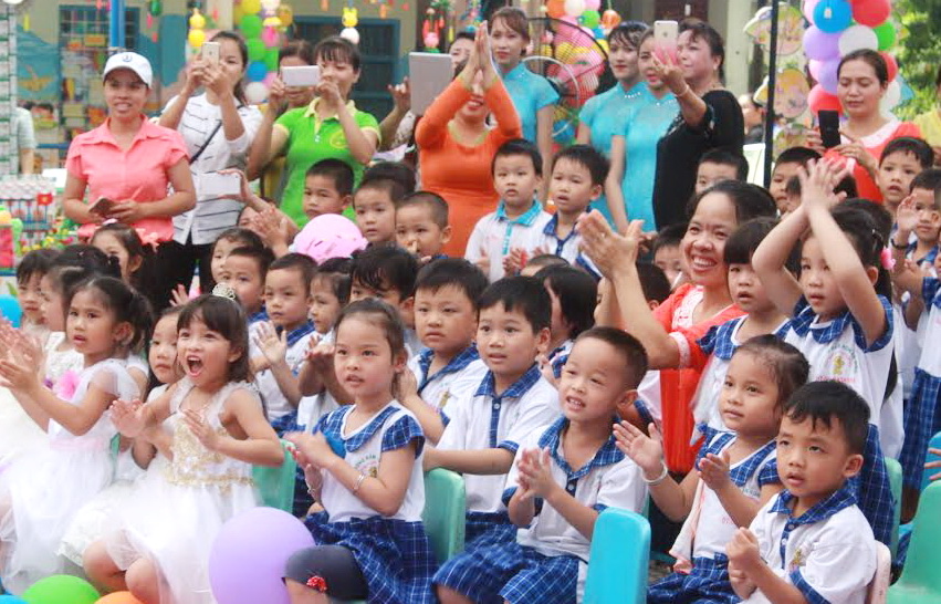 Trẻ mầm non háo hức trong ngày hội Sữa học đường