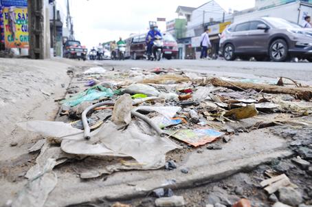 Cống thoát nước “ngậm” đầy rác (quốc lộ 1, đoạn đi qua phường Tân Biên, TP. Biên Hòa). Ảnh: Văn Chính