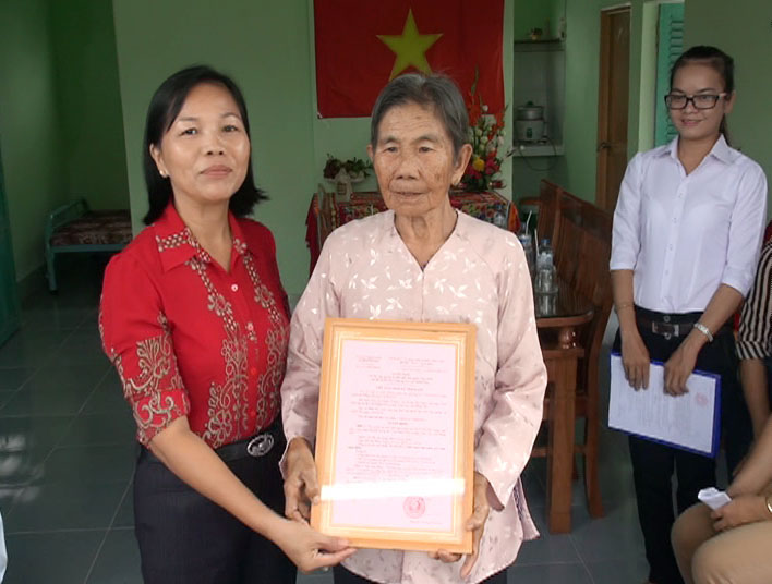 Xã Thạnh Phú trao nhà tình nghĩa cho Mẹ Việt Nam anh hùng Hồ Thị Vàng