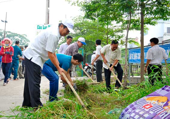 Bí thư Thành ủy Biên Hòa Lê Văn Dành tham gia dọn dẹp rác trên tuyến đường vào chợ Tam Hòa.