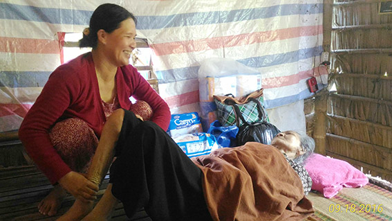 Chị Nguyễn Thị Kim Chuộng  là người thường xuyên chăm sóc bà Vui 