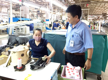 Chủ tịch Công đoàn cơ sở Công ty Changshin Việt Nam Đặng Tuấn Tú trao đổi với công nhân.