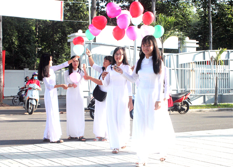 Nữ sinh Trường THPT Long Thành (huyện Long Thành) trong ngày khai giảng năm học mới (ảnh minh họa).