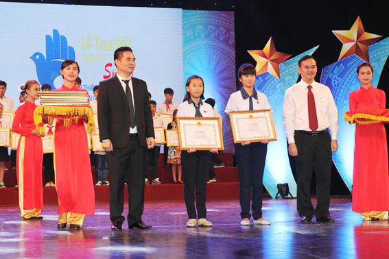 Hai học sinh của huyện Nhơn Trạch nhận bằng khen của Ban tổ chức