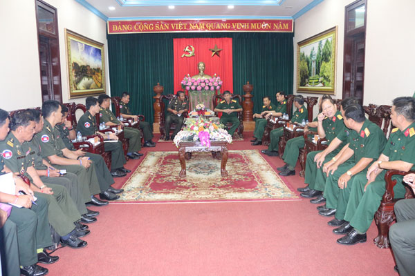 Bộ Chỉ huy quân sự tỉnh tiếp đoàn cán bộ quân đội Campuchia