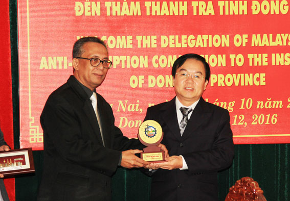 Đồng chí Cao Văn Quang, Chánh Thanh tra tỉnh (phải) tặng quà cho ông Sazali Bin Salbi, Ủy viên, Phó Vụ trưởng Vụ Điều tra, Ủy ban Chống tham nhũng Malaisya.