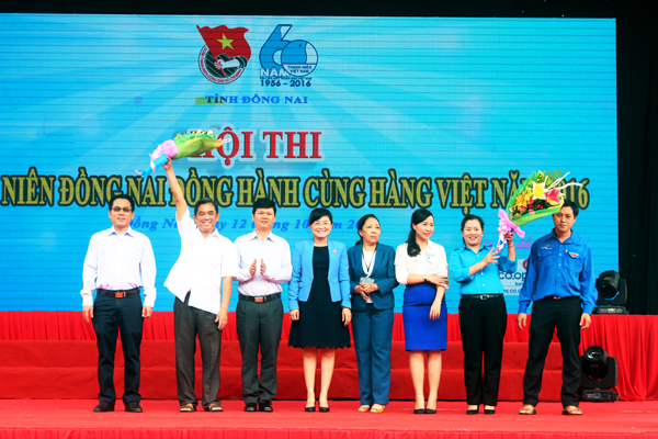 Đồng chí Huỳnh Văn Tới (thứ 2 từ trái sang), UV Ban TVTU, Chủ tịch Ủy ban Mặt trận Tổ quốc tỉnh và các thành viên trong Ban cố vấn và Ban giám khảo hội thi "Thanh niên Đồng Nai đồng hành cùng hàng Việt" ra mắt.