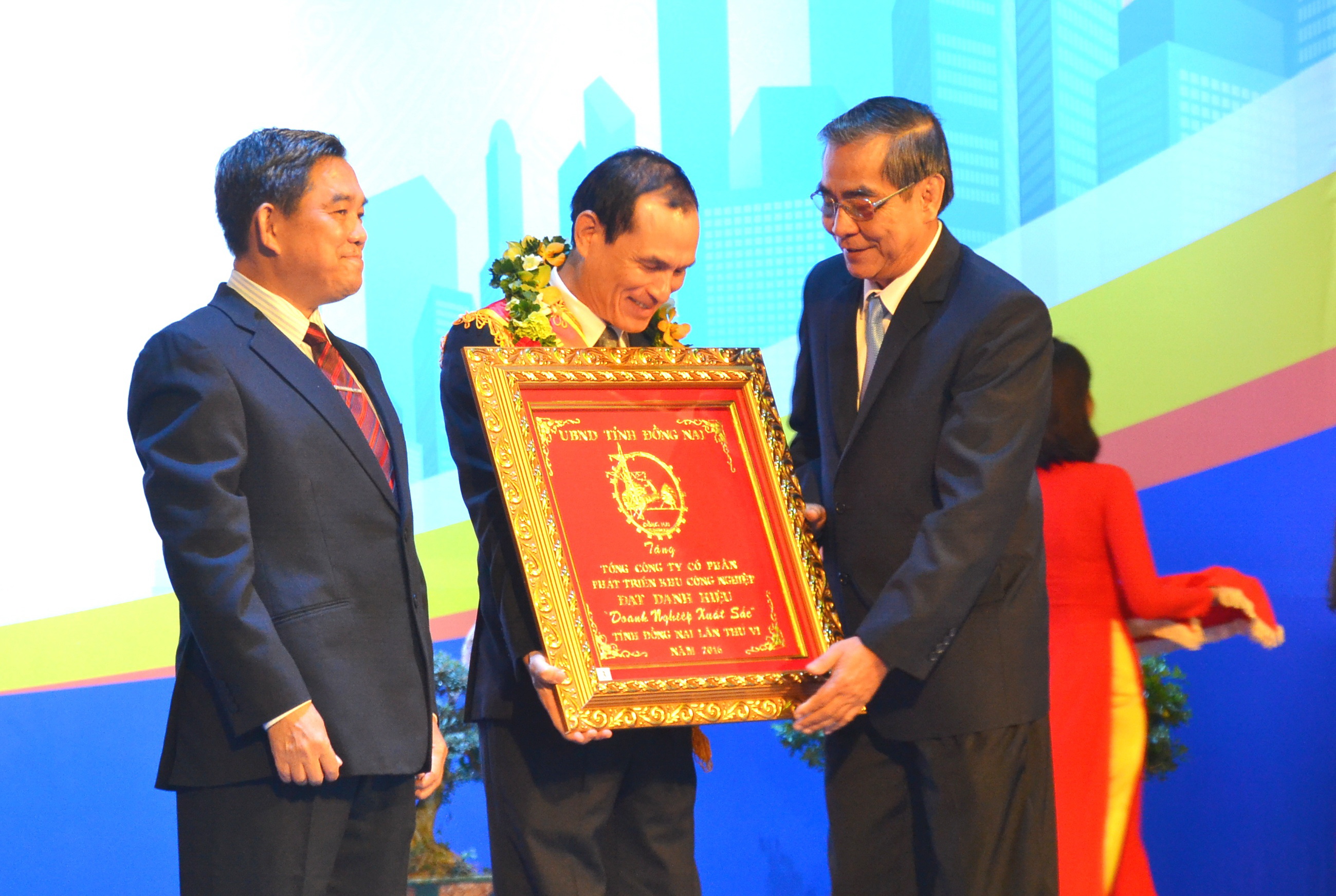 Phó bí thư Tỉnh uỷ Trần Văn Tư tặng danh hiệu doanh nghiệp xuất sắc 2016 cho Công ty Sonadezi