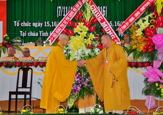 Đại diện Giáo hội Phật giáo các tỉnh Bình Dương đến chúc mừng lễ kỷ niệm. 