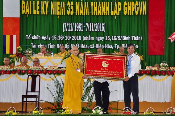 Đồng chí Hồ Thanh Sơn, Trưởng ban Dân vận Tỉnh ủy tỉnh tặng tranh cho đại diện Ban trị sự Giáo hội Phật giáo tỉnh