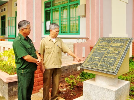 Phó chủ tịch Hội Cựu chiến binh TX.Long Khánh Cao Thanh Khang (trái) kiểm tra công trình Trường mầm non Vành Khuyên được Hội Cựu chiến binh xã Bàu Trâm vận động xây dựng giai đoạn 2.