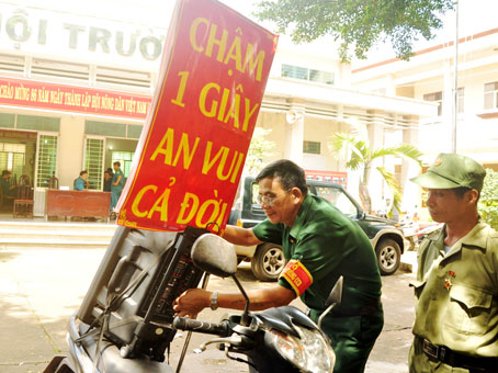 Cựu chiến binh xã Bảo Vinh chuẩn bị loa di động để tuyên truyền về Luật Giao thông đường bộ.