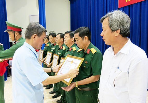 Chủ tịch UNBD tỉnh Đinh Quốc Thái tặng bằng khen UBND tỉnh cho các tập thể, cá nhân đạt nhiều thành tích.