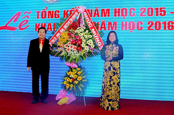 Phó chủ tịch UBND tỉnh Nguyễn Hòa Hiệp tặng lẵng hoa của Tỉnh ủy - HĐND - UBND - Ủy ban MTTQ tỉnh chúc mừng nhà trường khai giảng
