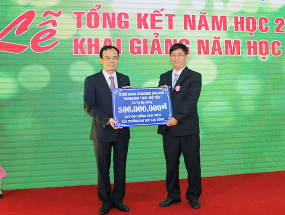 Ông Lâm Thành Hiển, Phó hiệu trưởng nhận học bổng tài trợ của các doanh nghiệp cho sinh viên.