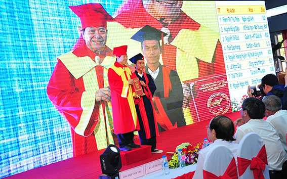 Nhà giáo nhân dân, tiến sĩ Đỗ Hữu Tài, Chủ tịch HĐQT, Hiệu trưởng Trường đại học Lạc Hồng trao bằng tốt nghiệp thạc sĩ cho sinh viên năm 2016.