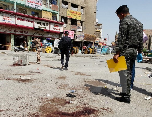 Cảnh sát Iraq điều tra tại hiện trường một vụ đánh bom liều chết ở Baghdad. (Nguồn: AFP/TTXVN)