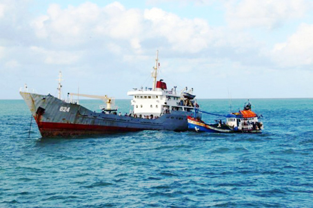 Ghe cá của ngư dân Bình Định cặp mạn tàu 624 xin cấp nước ngọt.