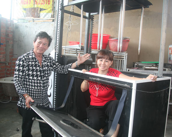 Vợ chồng nghệ sĩ xiếc - ảo thuật Trần Định - Kim Loan đang tập luyện màn biểu diễn người nằm trên bàn để chông xuyên qua người.
