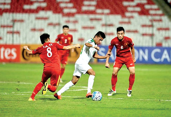 U.19 Việt Nam (áo đỏ) lập kỳ tích vào tứ kết U.19 châu Á.