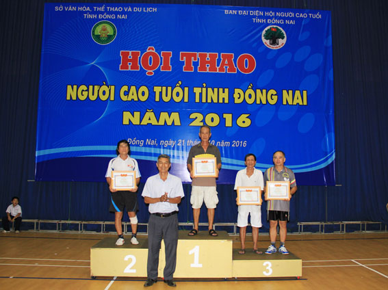 Ông Lưu Ngọc Tuấn, Trưởng phòng Nghiệp vụ thể thao Sở Văn hóa - thể thao và du lịch trao giải cho các cụ đạt thành tích.