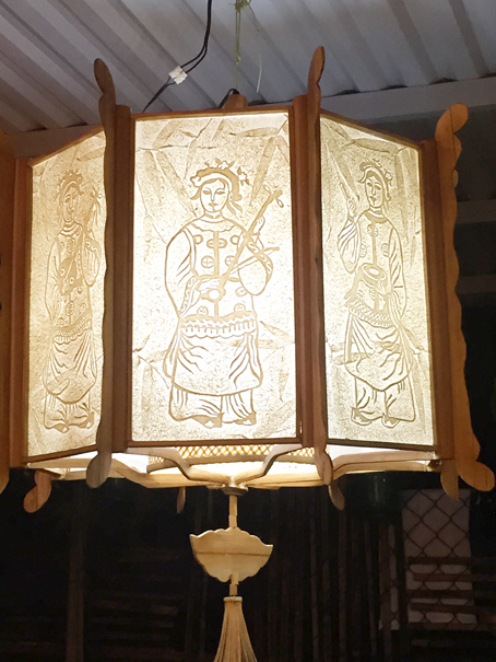 Đèn kéo quân làm bằng trúc chỉ, kết hợp sản phẩm gỗ của làng nghề truyền thống Bao La.