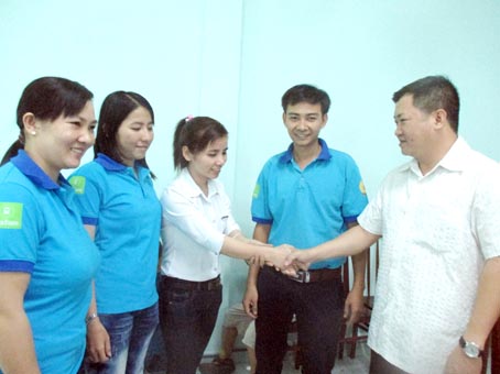 Phó chủ tịch Liên đoàn Lao động tỉnh Tăng Quốc Lập động viên các công nhân trong nhóm nòng cốt.