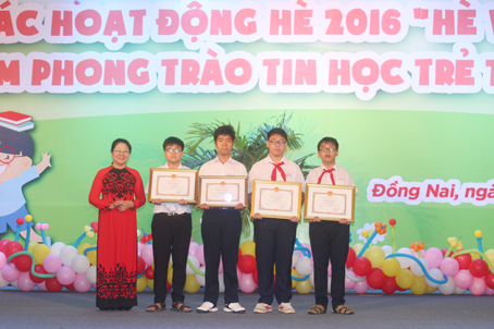 Bà Huỳnh Lệ Giang, Giám đốc Sở GD-ĐT, trao bằng khen của UBND tỉnh cho học sinh đạt thành tích cao trong hội thi Tin học trẻ toàn quốc năm 2016.