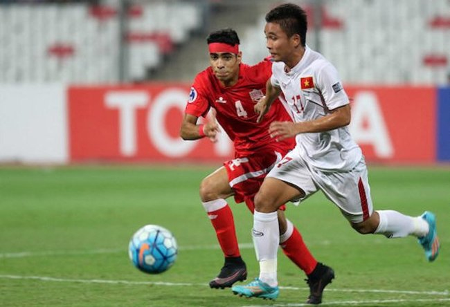 Trần Thành (17) trong trận thắng Bahrain.