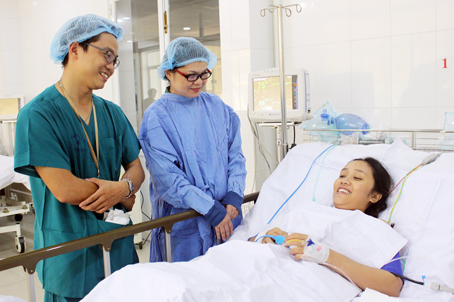 Các bác sĩ Khoa Hồi sức - phẫu thuật tim Bệnh viện đa khoa Thống nhất hỏi thăm bệnh nhân Nguyễn Thị Phương Bích Linh sau phẫu thuật. Ảnh: Đ.Ngọc
