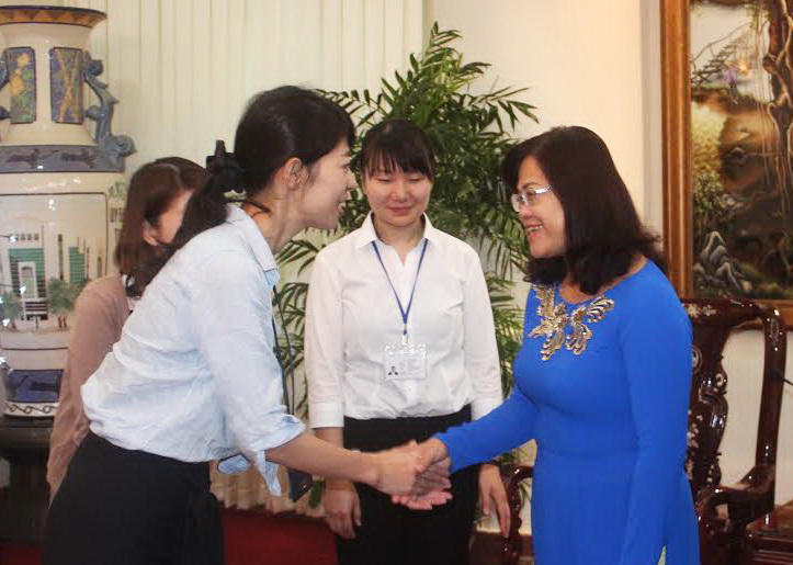 Phó chủ tịch UBND tỉnh Nguyễn Hòa Hiệp (áo xanh) trao đổi với Đoàn của cơ quan hợp tác quốc tế Nhật Bản
